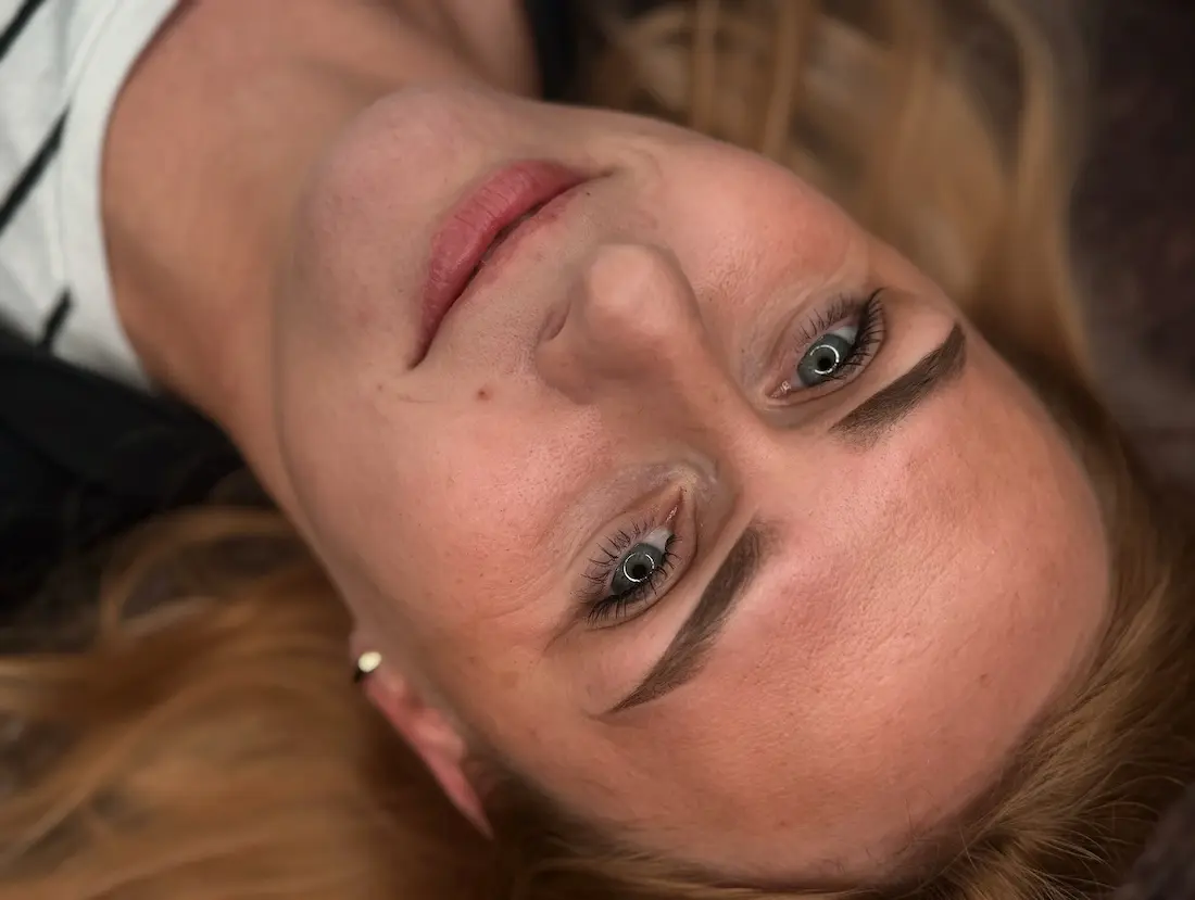 Brwi dla blondynki i klientka chciała naturalnie